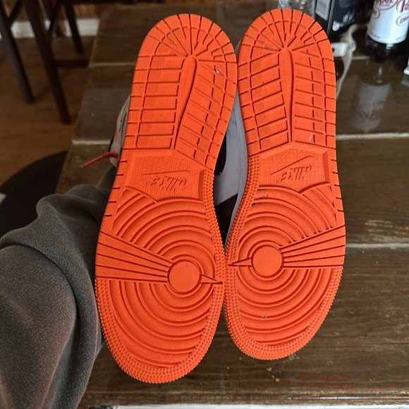 Air Jordan 1 Retro High Electro Orange - Picture 4 of 5